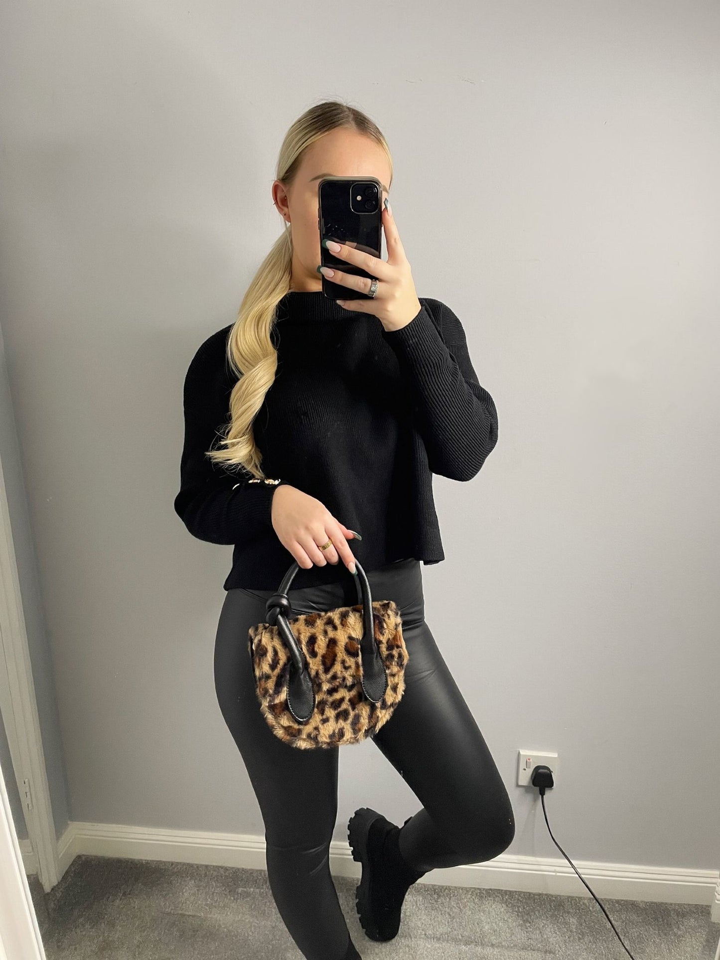 Leather look leggings black